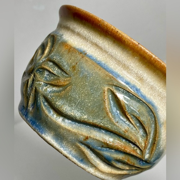 Vintage Rustic Beige Studio Art Pottery Handcarved Blue Flower Patterned Bowl - Picture 7 of 11